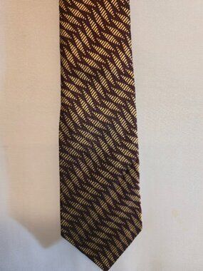 COACH NECKTIE BURGUNDY GOLD CLASSIC PREPPY SILK DIAGONAL WAVE PATTERN